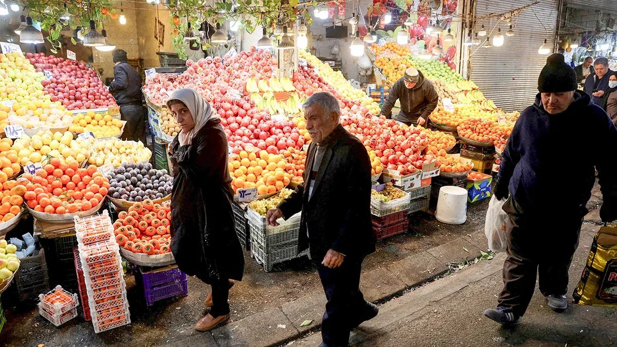 <p>La gente camina por un mercado local mientras cae el valor del rial iran&iacute;, en Teher&aacute;n, Ir&aacute;n, el 20 de diciembre de 2025 - Majid Asgaripour/WANA (Agencia de Noticias de Asia Occidental) a trav&eacute;s de REUTERS</p>
