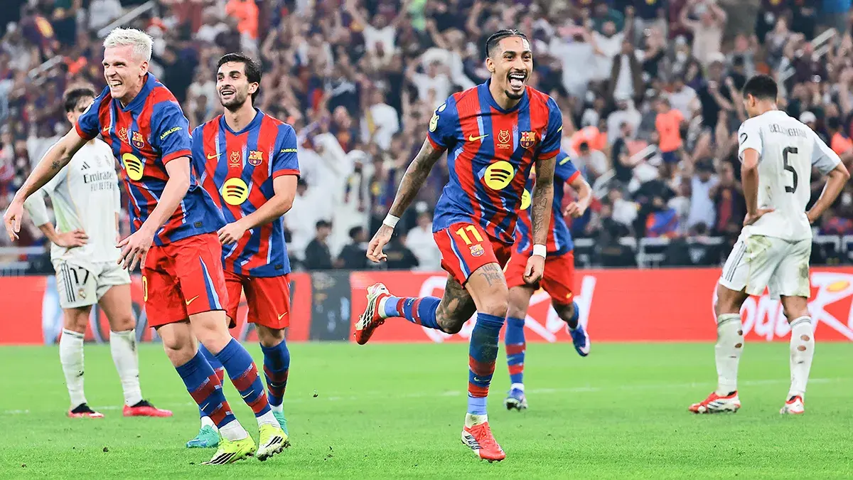 <p>Raphinha, del FC Barcelona, celebra el tercer gol con Dani Olmo y Ferran Torres - PHOTO/ REUTERS&nbsp;</p>
