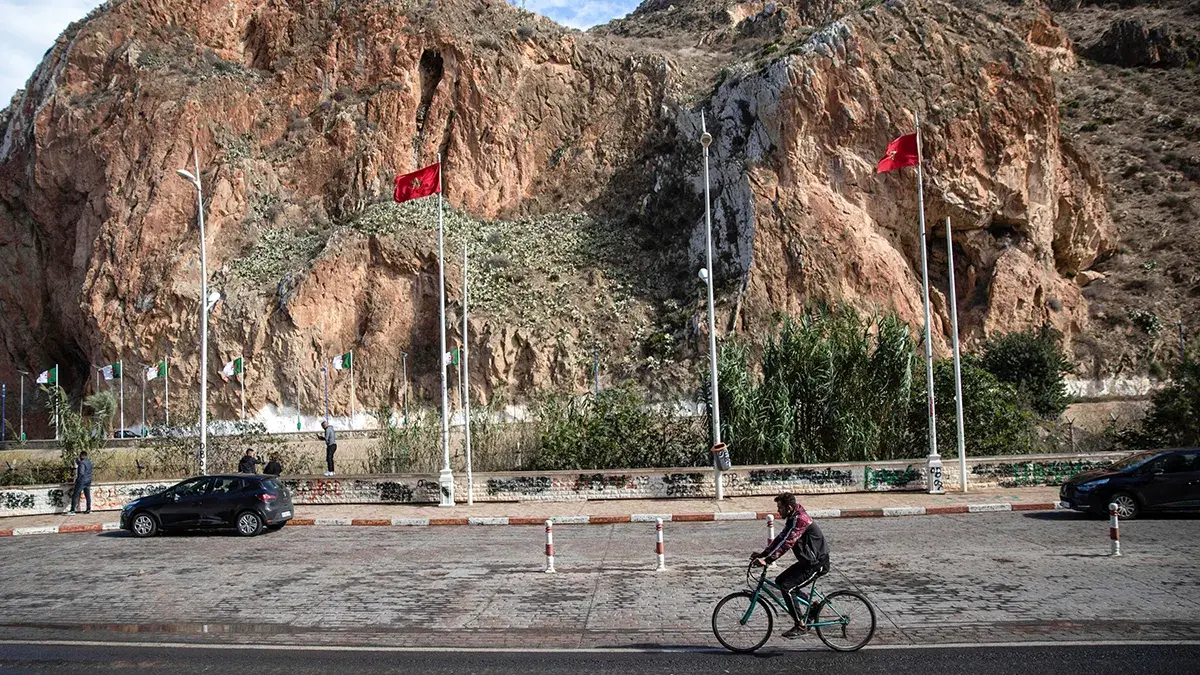 <p>Familias se re&uacute;nen a ambos lados de la frontera cerrada entre Marruecos y Argelia, cerca de Oujda, Marruecos - AP/MOSAAB ELSHAMY&nbsp;</p>
