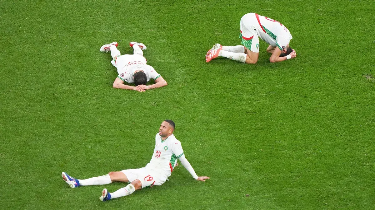 Los marroqu&iacute;es Youssef En-Nesyri, Abde Ezzalzouli y Nayef Aguerd se muestran abatidos tras el partido -&nbsp;PHOTO/ REUTERS