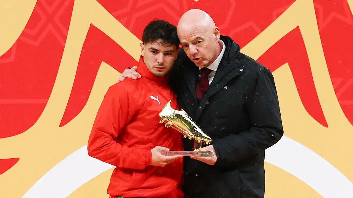 <p>El presidente de la FIFA, Gianni Infantino, entrega al marroqu&iacute; Brahim D&iacute;az el trofeo de la Bota de Oro tras el partido - REUTERS/ SIPHIWE SIBEKO</p>
