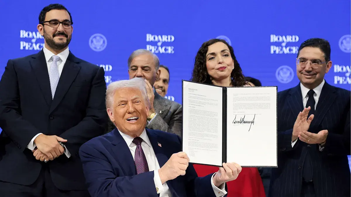 <p>El presidente de los Estados Unidos, Donald Trump, participa en el anuncio de la carta constitutiva de su iniciativa de la Junta de Paz destinada a resolver conflictos globales, junto con el 56&ordm; Foro Econ&oacute;mico Mundial (FEM) anual, en Davos, Suiza, el 22 de enero de 2026 - REUTERS/ JONATHAN ERNST</p>
