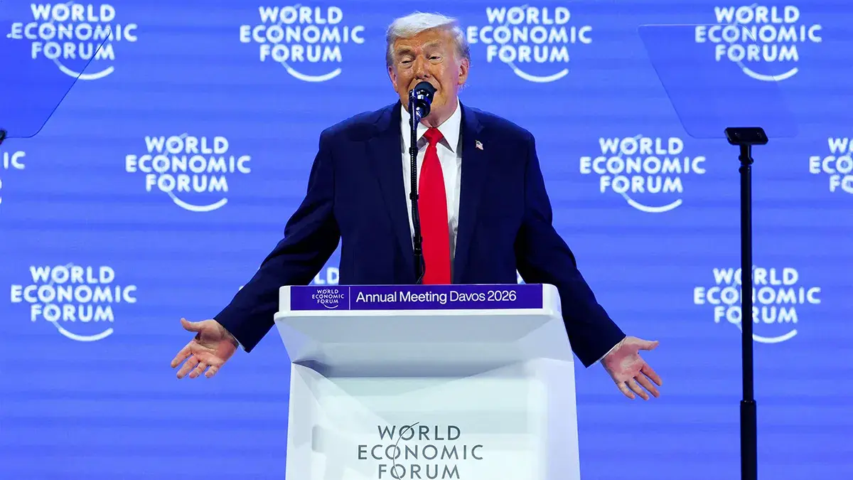 <p>El presidente de Estados Unidos, Donald Trump, camina durante la 56&ordf; reuni&oacute;n anual del Foro Econ&oacute;mico Mundial (WEF) en Davos, Suiza, el 22 de enero de 2026 - REUTERS/ DENIS BALIBOUSE&nbsp;</p>
