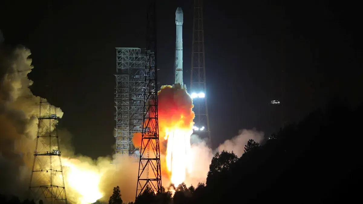 Un cohete Long March 3B que transporta el Alcomsat-1, el primer sat&eacute;lite de telecomunicaciones de Argelia, despega del Centro de Lanzamiento de Sat&eacute;lites de Xichang, en la provincia china de Sichuan -&nbsp;Wang Yulei/CNS v&iacute;a REUTERS