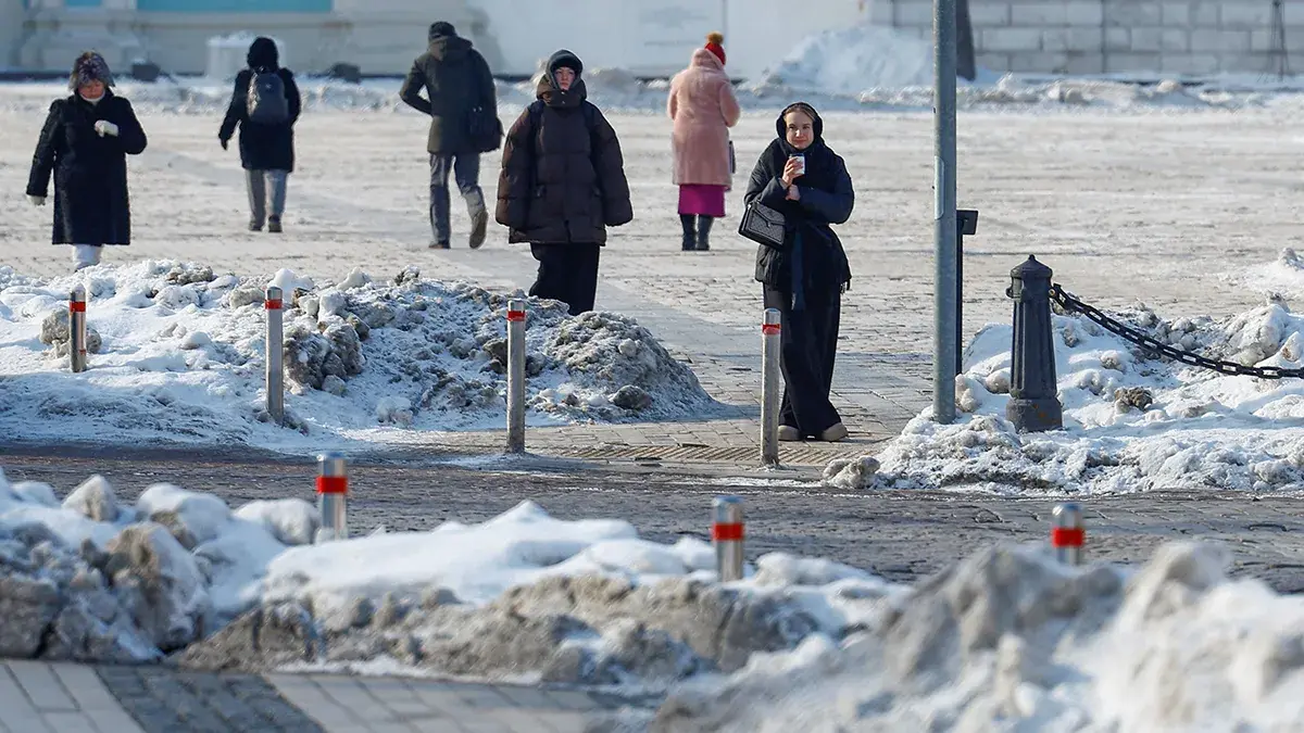 <p paraid="1624773050" paraeid="{8aee9268-a513-401d-99d2-e8a3763464c8}{36}">Los residentes caminan por una plaza durante el fr&iacute;o y los frecuentes cortes de electricidad y calefacci&oacute;n tras los recientes ataques con misiles y drones rusos contra infraestructuras civiles cr&iacute;ticas, en medio del ataque de Rusia a Ucrania, en la regi&oacute;n de Kiev, Ucrania, el 2 de febrero de 2026 - REUTERS/ VALENTYN OGIRENKO</p>
