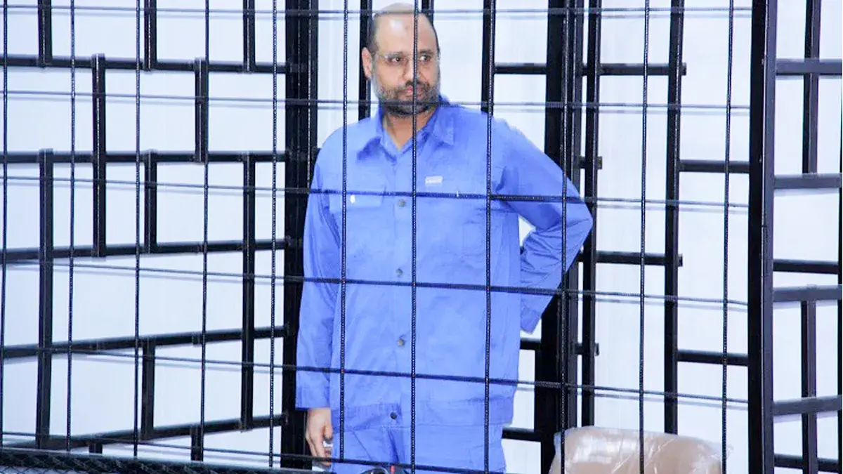 Saif al-Islam Gaddafi, hijo del fallecido l&iacute;der libio Muammar Gaddafi, asiste a una audiencia tras las rejas en un tribunal en Zintan, el 22 de junio de 2014 - REUTERS/ ISMAIL ZETOUNI