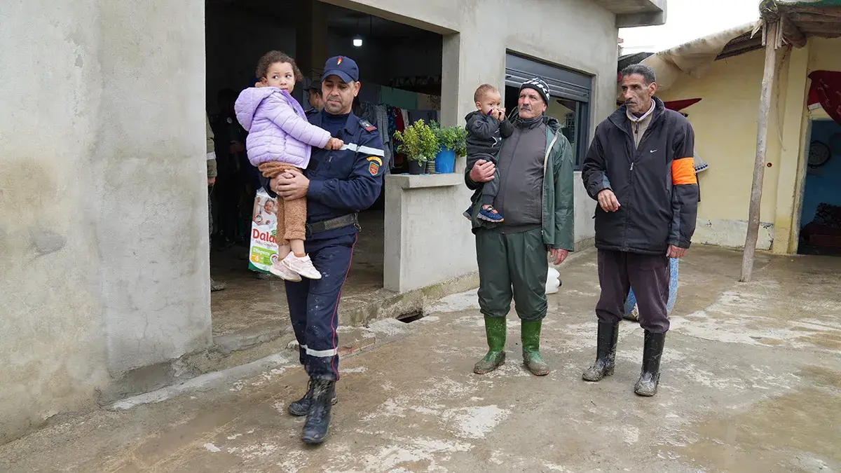 <p paraid="146281714" paraeid="{24b104f8-5b80-4ee1-b095-aa93c9f97fba}{9}">Los ni&ntilde;os&nbsp;son transportados&nbsp;mientras&nbsp;las autoridades&nbsp;locales&nbsp;en la provincia de&nbsp;Ksar&nbsp;El&nbsp;Kebir&nbsp;contin&uacute;an&nbsp;las operaciones de emergencia, despu&eacute;s de que las fuertes lluvias elevaran los niveles de agua en la regi&oacute;n, interrumpiendo el tr&aacute;fico en m&uacute;ltiples carreteras, en&nbsp;Ksar&nbsp;El&nbsp;Kebir, Marruecos, el 30 de enero de 2026 - PHOTO/&nbsp;Autoridades&nbsp;marroqu&iacute;es&nbsp;/&nbsp;VIA&nbsp;REUTERS</p>
