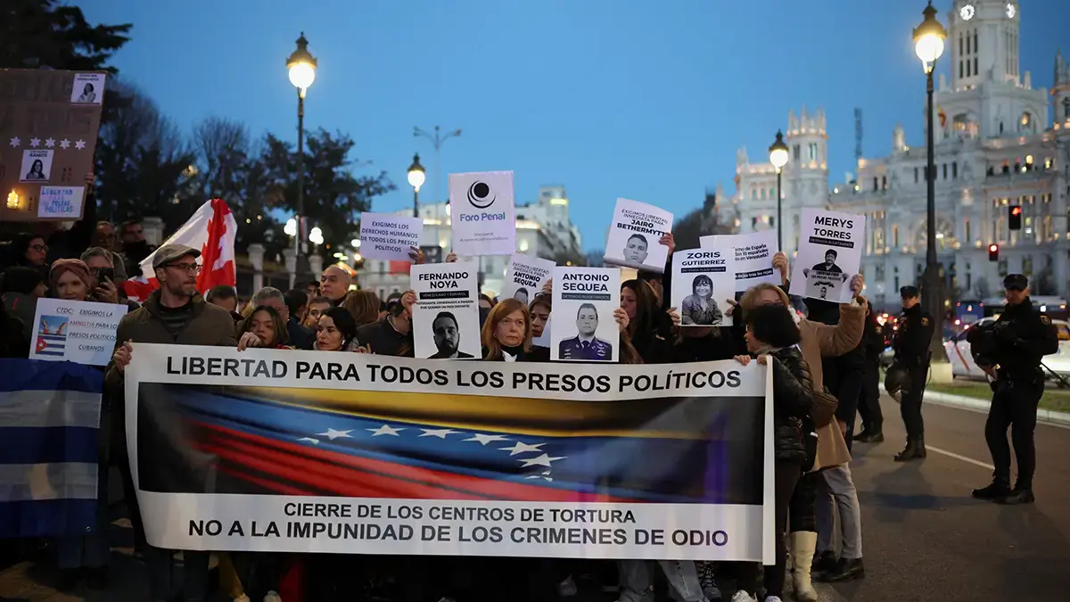 Personas portan pancartas y una pancarta que dice Libertad para todos los presos pol&iacute;ticos durante una protesta de inmigrantes venezolanos, en Madrid, Espa&ntilde;a, el 31 de enero de 2026 - REUTERS/ ALEJANDRO MARTINEZ VELEZ