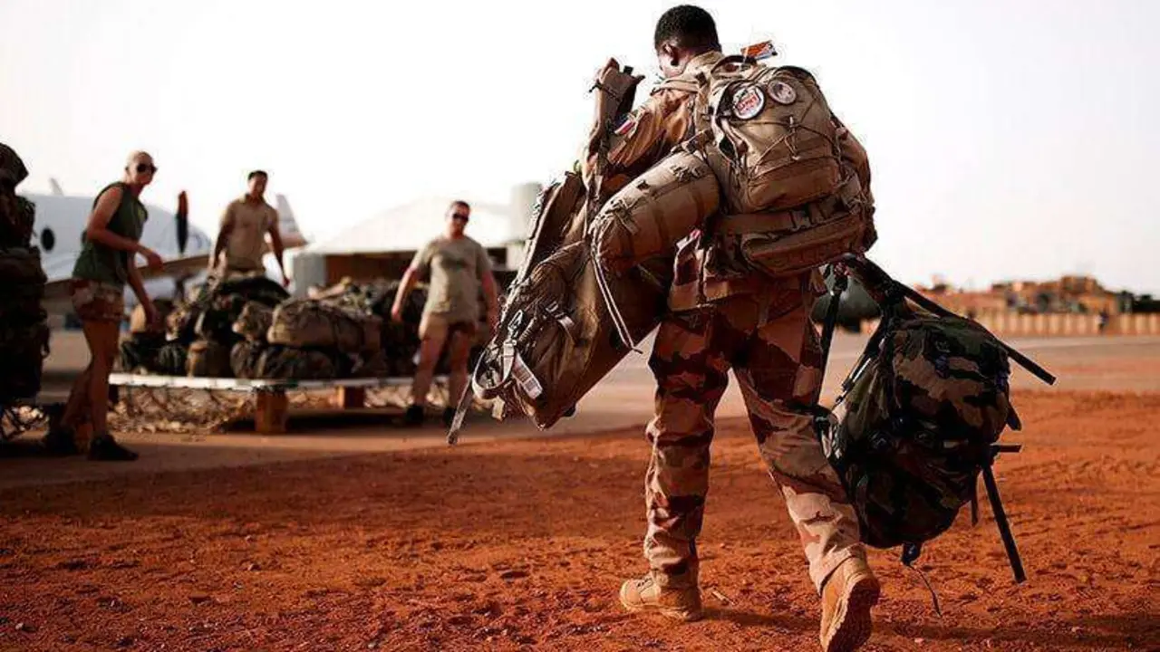 Soldado francés abandonando la región del Maghreb, tras el anuncio de Emmanuel Macron - PHOTO/REUTERS