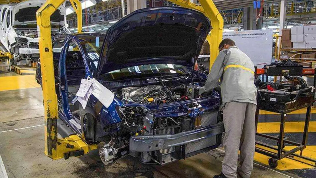 AFP/FADEL SENNA - Un empleado de la fábrica trabaja en una línea de montaje de automóviles en la planta de montaje de automóviles Renault-Nissan Tánger en Melloussa, al este de la ciudad portuaria de Tánger