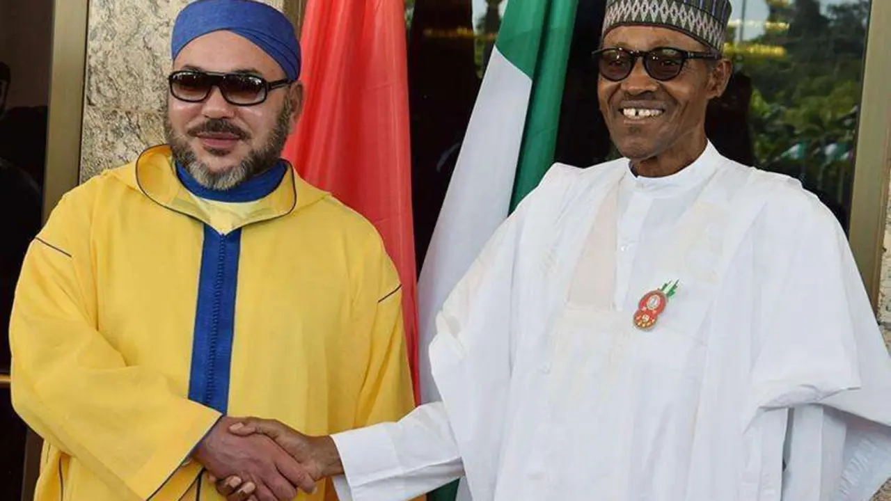 AFP/PHILIP OJISUA - Fotografía de archivo, el presidente nigeriano, Muhammadu Buhari, estrecha la mano del rey de Marruecos, Mohamed VI