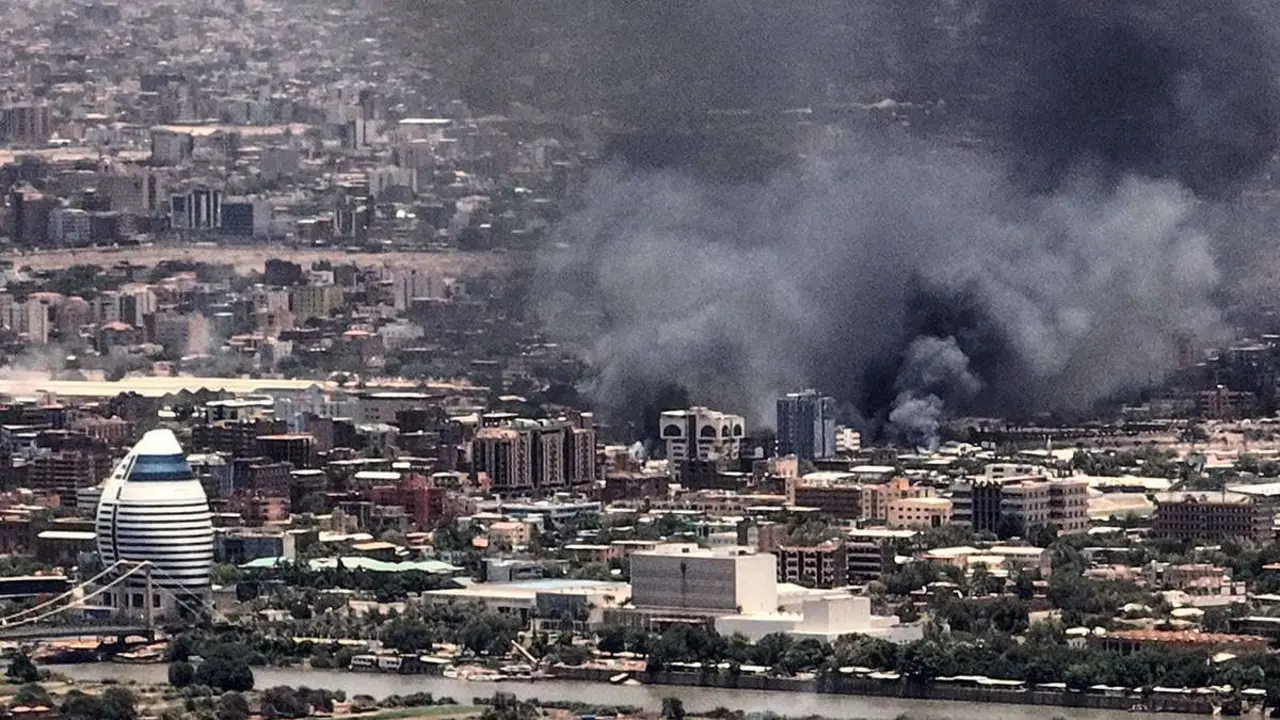 PHOTO/AFP - El humo se eleva durante los combates en la capital sudanesa, Jartum