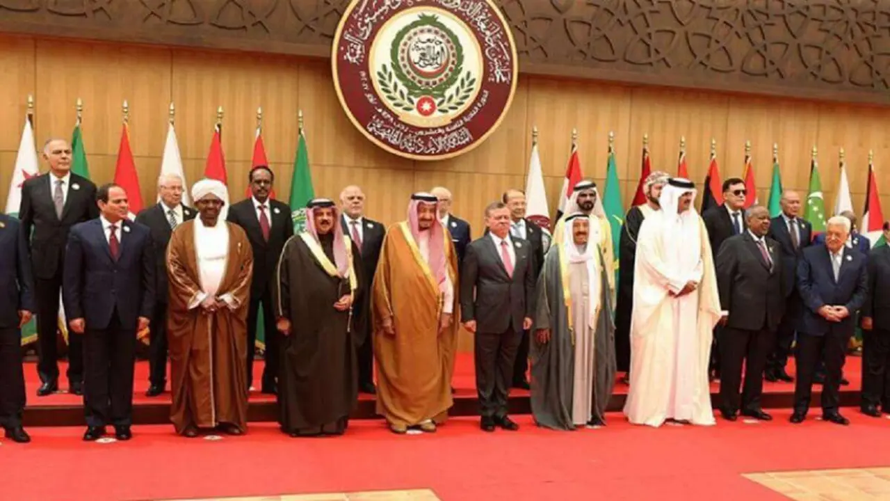 PHOTO/ARCHIVO - Foto de familia de los participantes en una cumbre de la Liga de los Estados Árabes en Jordania