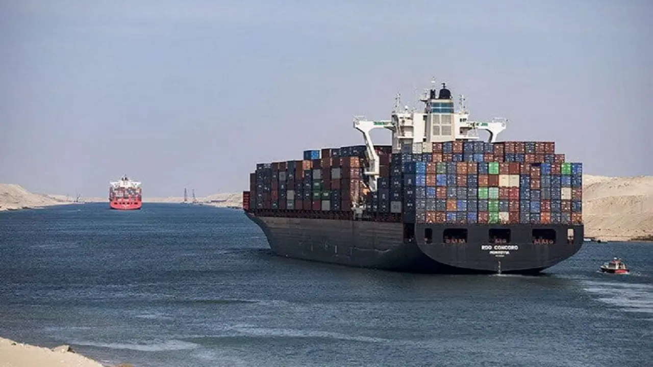 Buque de mercancias a su paso por el Canal de Suez - PHOTO/ARCHIVO