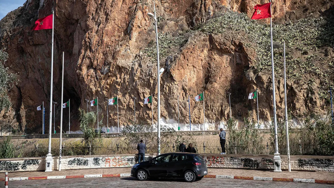 AP/MOSSAB ELSHAMY - Frontera marroquí-argelina cerrada, cerca de Oujda, Marruecos, el viernes 5 de noviembre de 2021