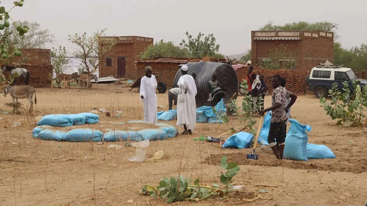 AFP/GUEIPEUR DENIS SASSOU - Refugiados sudaneses que cruzaron a Chad se instalan en un campamento en Koufroun, cerca de Echbara, el 1 de mayo de 2023