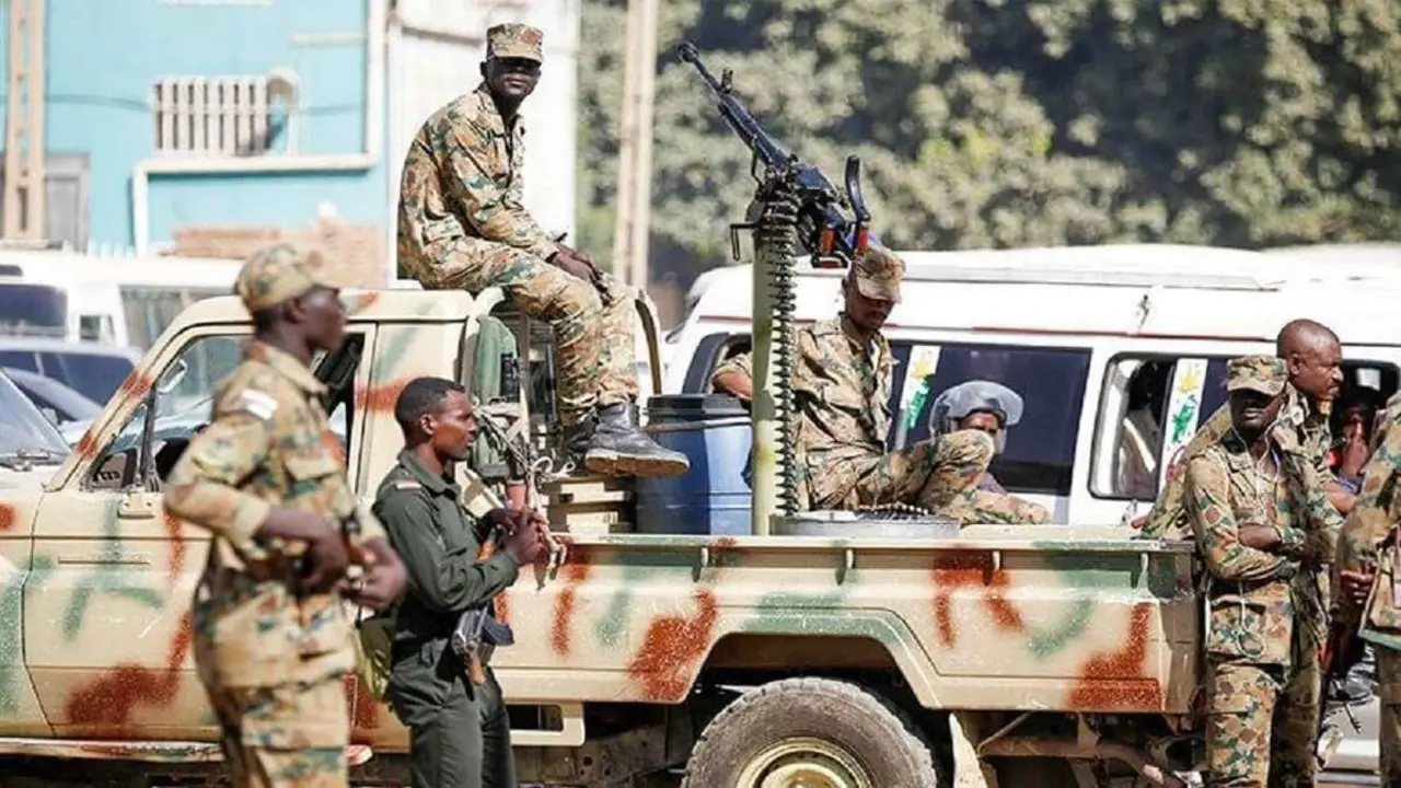 Fuerzas de seguridad sudanesas hacen guardia en la capital de Sudán, Jartum - AFP/ASHRAF SHAZLY