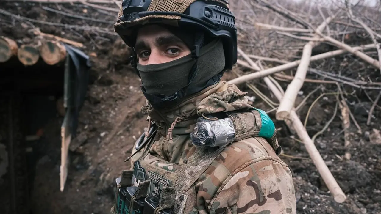 PHOTO/MARÍA SENOVILLA - Uno de los tripulantes de un cañón autopropulsado 2S1 ucraniano, perteneciente a la 80 Brigada del Ejército, en el frente de combate de Bajmut