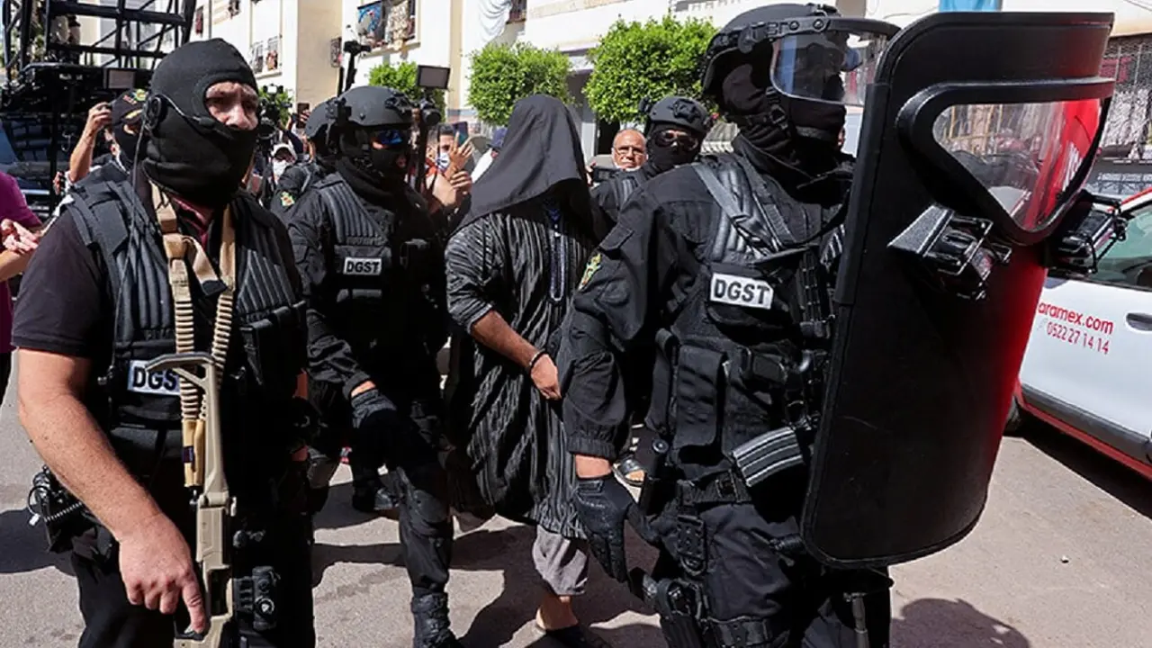 REUTERS/YOUSSEF BOUDLAL – Fotografía de archivo, fuerzas especiales marroquíes hacen guardia en la entrada de un edificio durante operación antiterrorista