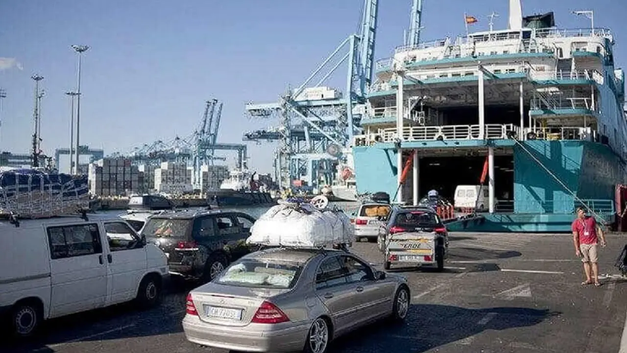 Miles de ciudadanos marroquíes que trabajan y viven en Europa atraviesan el estrecho de Gibraltar cuando regresan para pasar sus vacaciones en Marruecos - AFP/JORGE GUERRERO