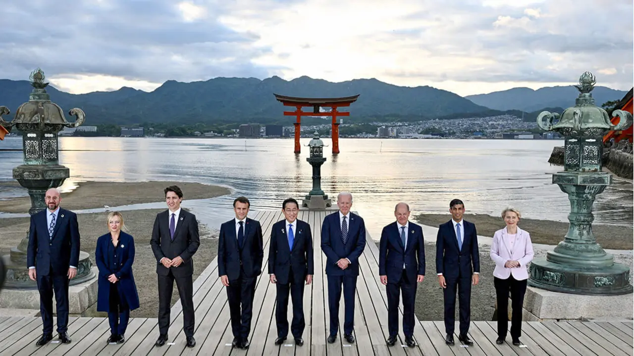 PHOTO/KENNY HOLSTON vía REUTERS - Joe Biden, Olaf Scholz, Rishi Sunak, Ursula von der Leyen, Charles Michel, Giorgia Meloni, Justin Trudeau, Emmanuel Macron y Fumio Kishida asisten a una sesión de fotos en el santuario de Itsukushima durante la cumbre de líderes del G7 en Hatsukaichi, prefectura de Hiroshima, en el oeste de Japón