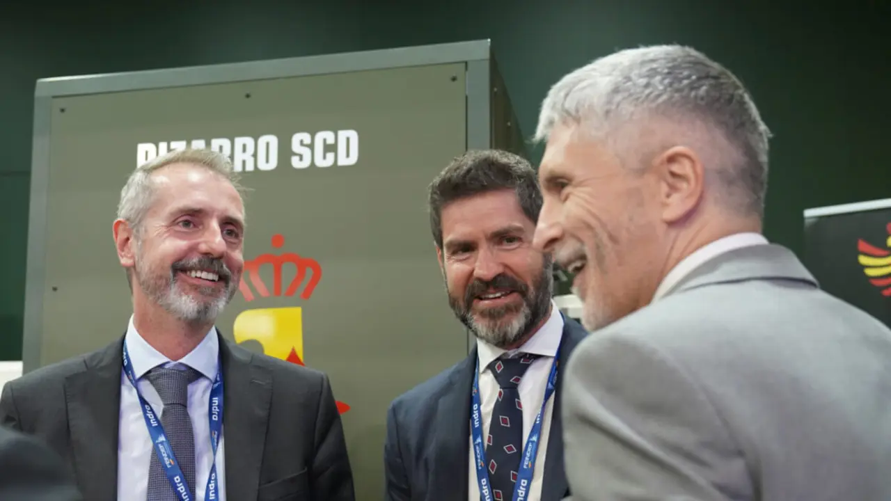 PHOTO/Feindef - Indra y su presidente, Marc Murtra (izquierda), han polarizado FEINDEF 23. En la imagen junto al director de defensa y seguridad de la compañía, Manuel Escalante, y el ministro del Interior, Fernando Grande-Marlaska, el 18 de mayo