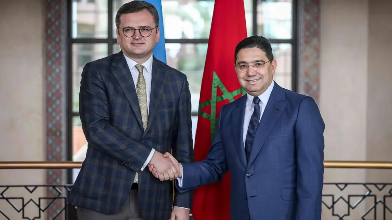 AFP/FADEL SENNA - El ministro de Relaciones Exteriores de Marruecos, Nasser Bourita (R), recibe a su homólogo ucraniano, Dmytro Kuleba, durante una visita, en Rabat, el 22 de mayo de 2023
