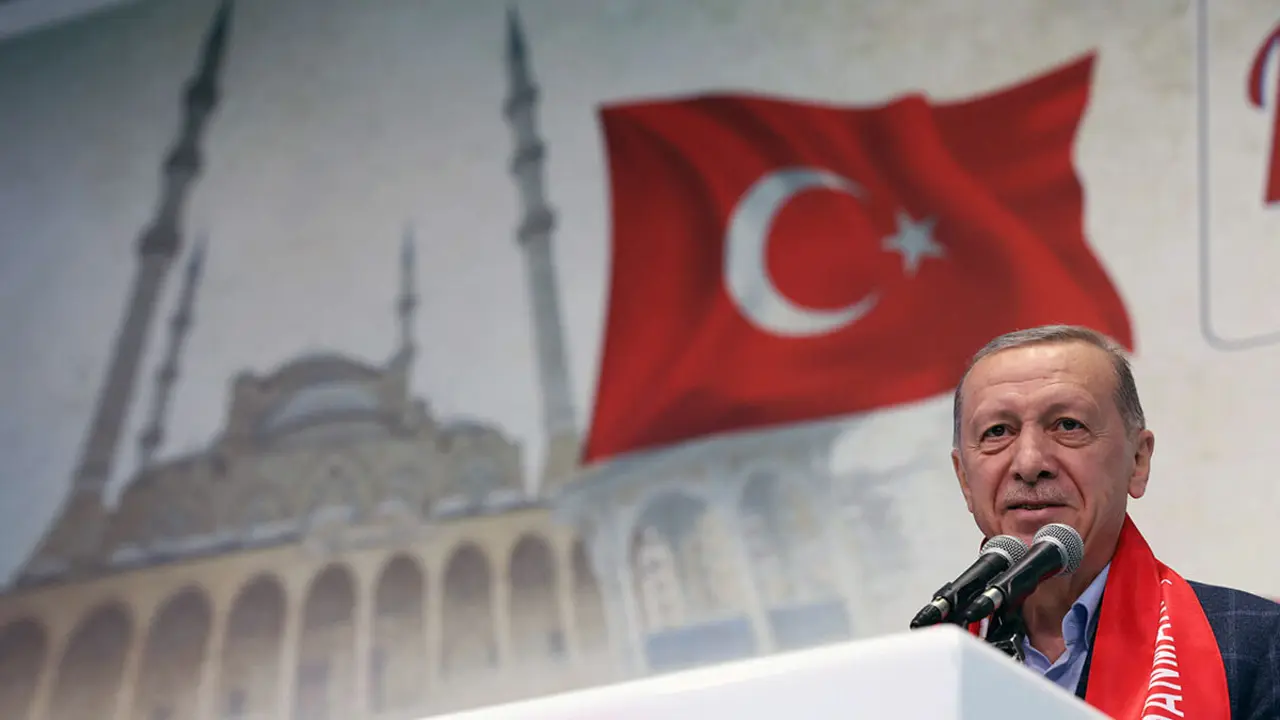 PHOTO/Oficina de Prensa Presidencial via REUTERS - El presidente turco Tayyip Erdogan se dirige a sus partidarios, antes de la segunda vuelta electoral del 28 de mayo, en Kahramanmaras, Turquía, el 20 de mayo de 2023