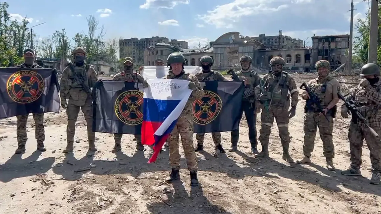 PHOTO/Canal Telegram del grupo Concord  - Yevgeny Prigozhin sosteniendo una bandera nacional rusa. frente a sus soldados que sostienen banderas de los Grupos Wagner en Bakhmut, en medio de la invasión rusa de Ucrania