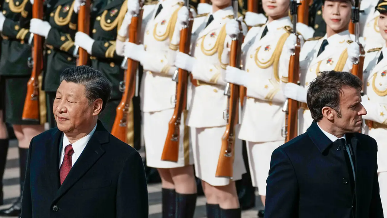 AP/THIBAULT CAMUS - El presidente chino, Xi Jinping junto al presidente francés, Emmanuel Macron, durante una ceremonia de bienvenida en el Gran Salón del Pueblo en Beijing, China, el 6 de abril de 2023