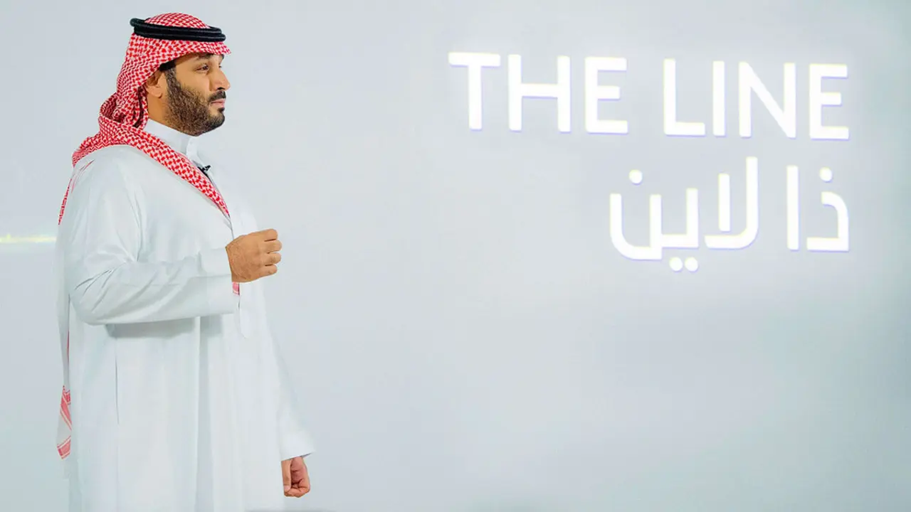 AFP/SAUDI ROYAL PALACE / BANDAR AL-JALOUD - El príncipe heredero saudí Mohammed bin Salman inaugurando The Line, una ciudad verde con capacidad para cerca de un millón de personas, en NEOM, una zona del noroeste del reino actualmente en desarrollo