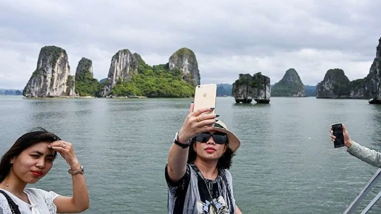 AFP/MANAN - Turistas locales visitan la bahía de Ha Long en la provincia nororiental de Quang Ninh (Vietnam)