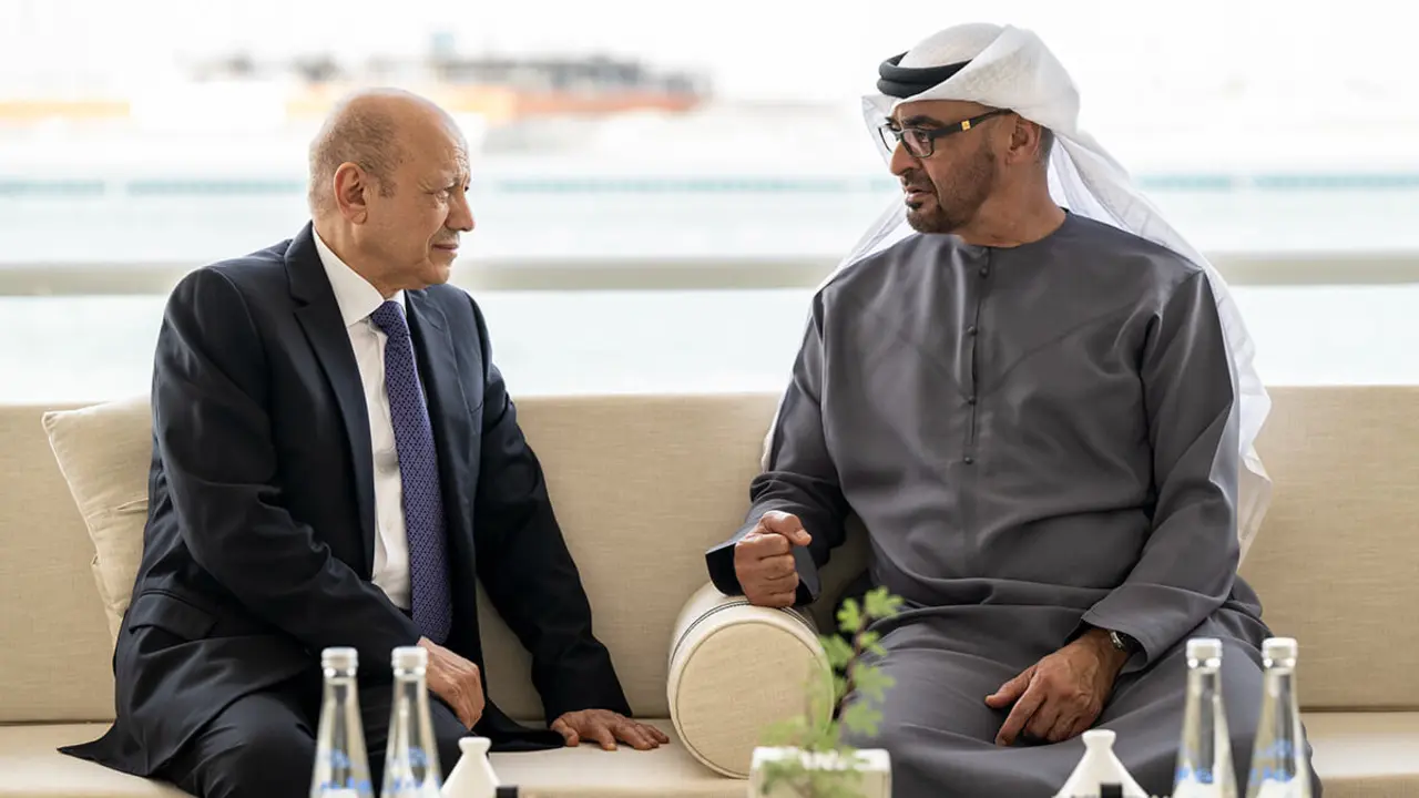 PHOTO/WAM - El presidente de Emiratos Árabes Unidos (EAU), Mohamed bin Zayed Al Nahyan, recibió el martes al máximo responsable del Consejo Presidencial de Yemen, Rashad Al Alimi