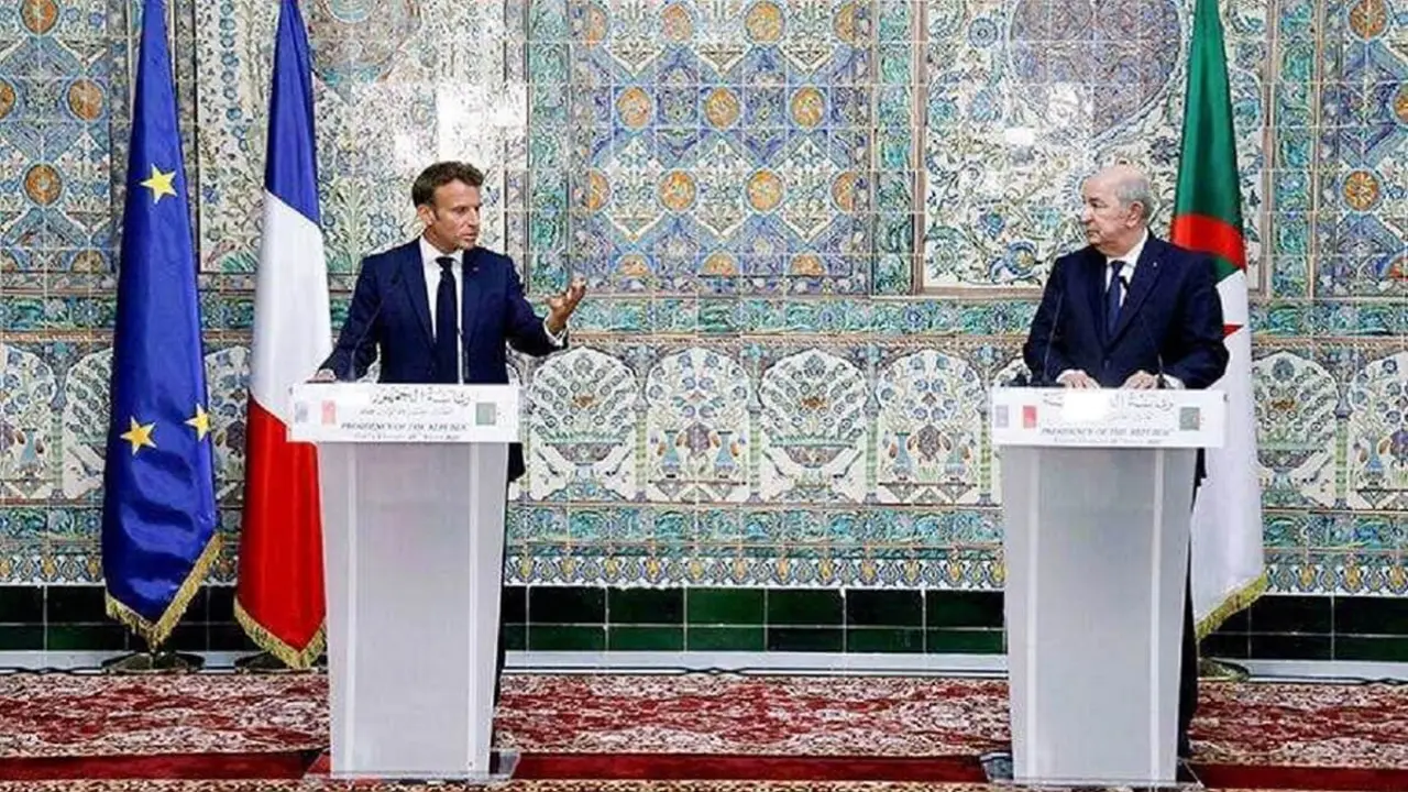 AFP/LUDOVIC MARIN - El presidente francés Emmanuel Macron (izq.) y el presidente de Argelia Abdelmadjid Tebboune (der.) asisten a una rueda de prensa conjunta en el palacio presidencial de Argel