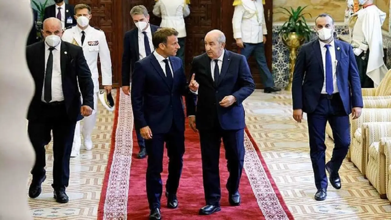 El presidente francés Emmanuel Macron (izq.) asiste a un banquete organizado por el presidente argelino Abdelmadjid Tebboune (der.) en el palacio presidencial de Argel - AFP/LUDOVIC MARIN