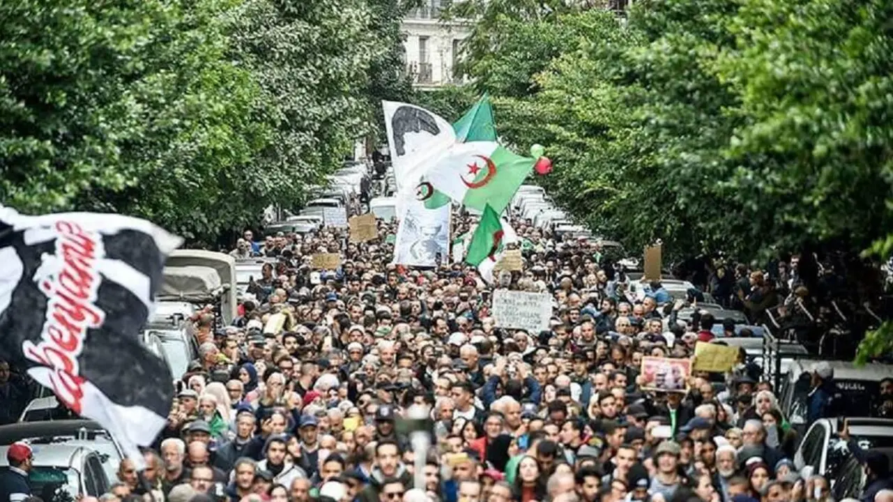 AFP/RYAD KRAMDI - Manifestación masiva contra el Gobierno en el centro de Argel