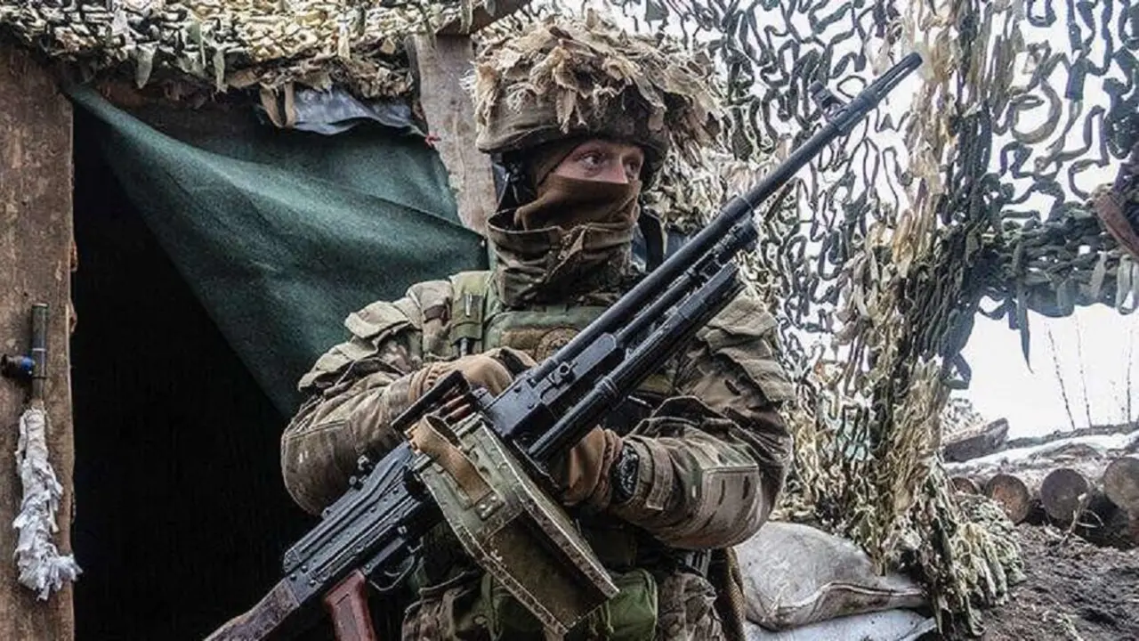 ASSOCIATED PRESS/ANDRIY DUBCHAK - Un soldado ucraniano se ve en la línea de separación de los rebeldes prorrusos en la región de Donetsk, Ucrania