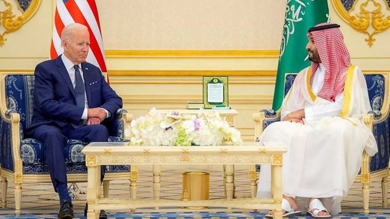 FOTO DE ARCHIVO: El príncipe heredero saudí Mohammed bin Salman y el presidente estadounidense Joe Biden se reúnen en el Palacio Al Salman a su llegada a Jeddah, Arabia Saudí, 15 de julio de 2022. Bandar Algaloud/Cortesía de la Corte Real saudí/Handout via REUTERS/File Photo