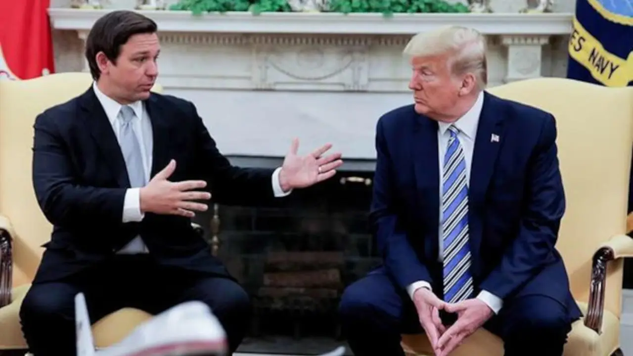El presidente de Estados Unidos, Donald Trump, escucha al gobernador de Florida, Ron DeSantis, hablar sobre la respuesta al coronavirus durante una reunión en el Despacho Oval de la Casa Blanca en Washington, Estados Unidos, el 28 de abril de 2020 - REUTERS/CARLOS BARRIA