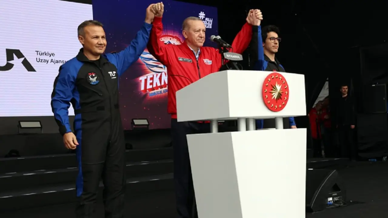 PHOTO/Teknofest - El propio presidente Erdogan presenta a la nación turca sus primeros astronautas: el coronel Alper Gezeravci (izquierda) y el ingeniero aeronáutico Tuva Cihangir Atasever
