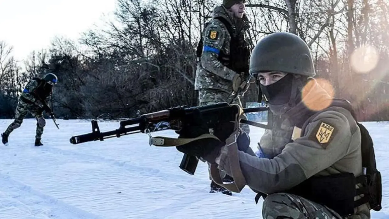 Militares del Batallón Azov de Ucrania asisten a un ejercicio táctico en la segunda ciudad más grande de Ucrania - AFP/SERGEY BOBOK
