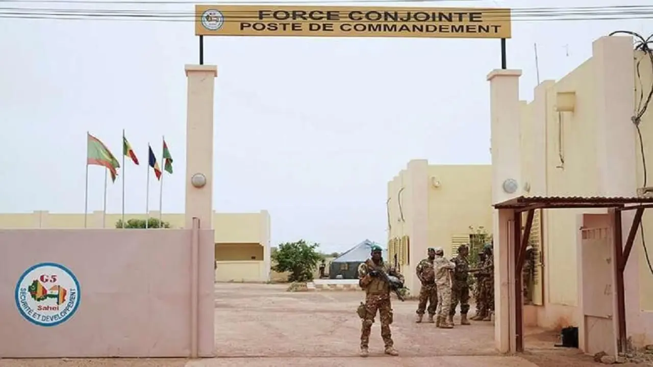 Soldado del Ejército de Mali de guardia a la entrada del G5 Sahel, una fuerza antiterrorista de cinco naciones (Mali, Burkina Faso, Níger, Mauritania y Chad) - AFP/SEBASTIEN RIEUSSEC