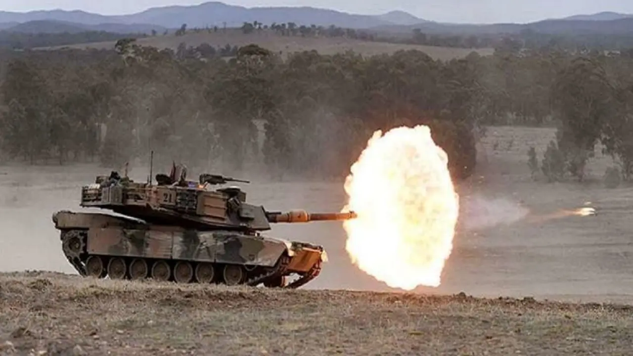 AFP/ WILLIAM WEST - Un carro de combate M1A1 Abrams dispara un proyectil durante un ejercicio militar