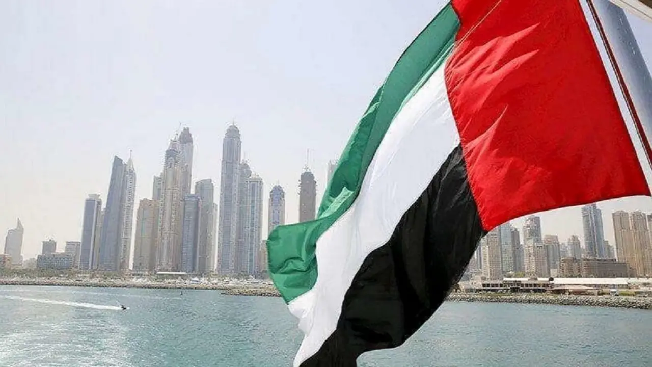 La bandera ondea sobre un barco en la Marina de Dubái, Emiratos Árabes Unidos- PHOTO/REUTERS