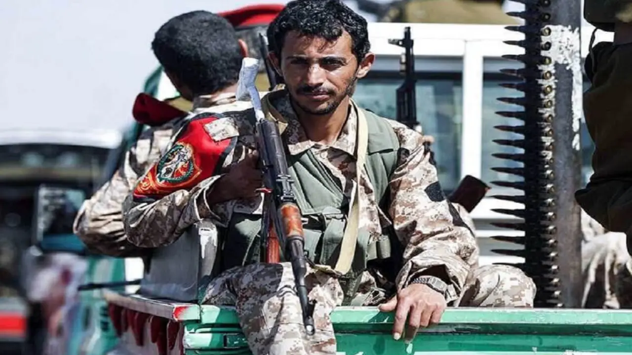 Miembros de la Policía Militar de los hutíes yemeníes apoyados por Irán desfilan por las calles de Saná -AFP/MOHAMMED HUWAIS