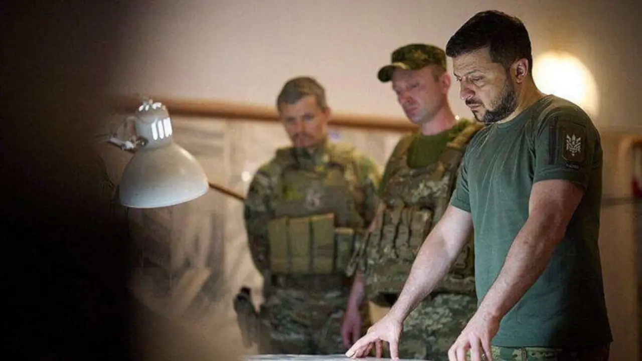 AFP/UKRAINIAN PRESIDENTIAL PRESS SERVICE - El presidente de Ucrania, Volodimir Zelenski, mira un mapa durante una visita a la posición del Ejército ucraniano