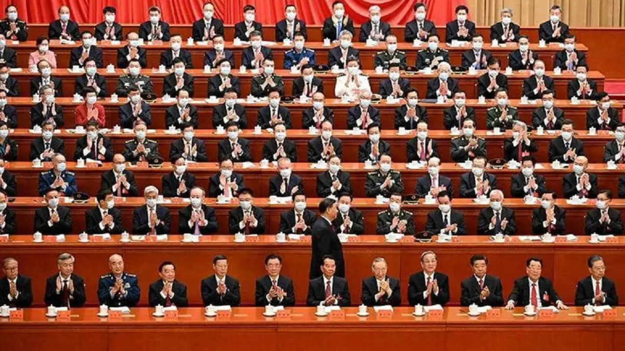 AFP/NOEL CELIS - El presidente de China, Xi Jinping (C), pasa junto a los delegados durante la sesión de apertura del 20º Congreso del Partido Comunista Chino en el Gran Salón del Pueblo en Pekín el 16 de octubre de 2022