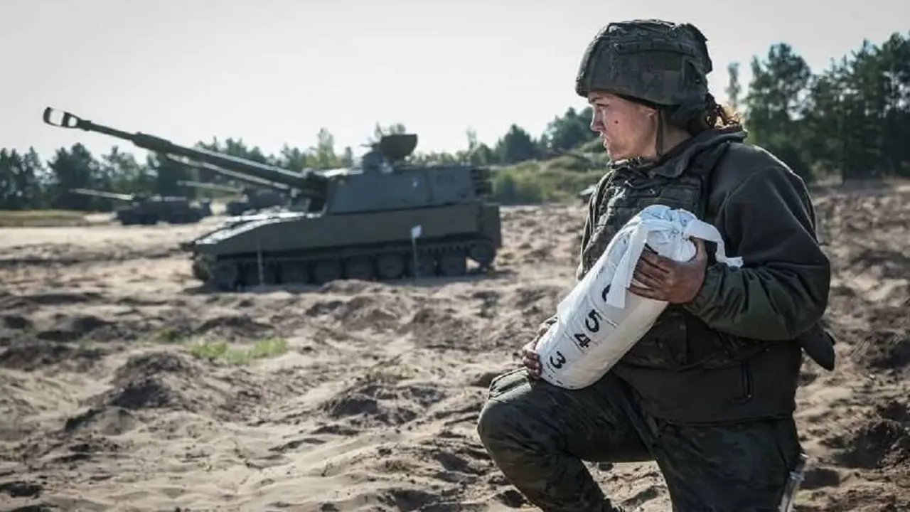 PHOTO/MARIA SENOVILLA - Una soldado de artillería del Ejército español durante ejecución de un tiro multinacional con fuego real, realizado en Camp Adazi (Letonia), en el contexto de la misión OTAN que está desplegada en el país báltico