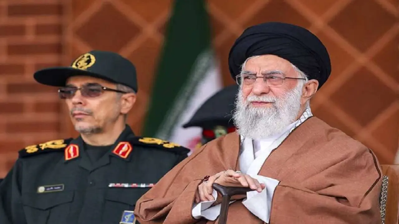 El ayatolá Alí Jamenei, a la derecha, pasa revista a las Fuerzas Armadas - PHOTO/OFICINA IRANÍ vía AP