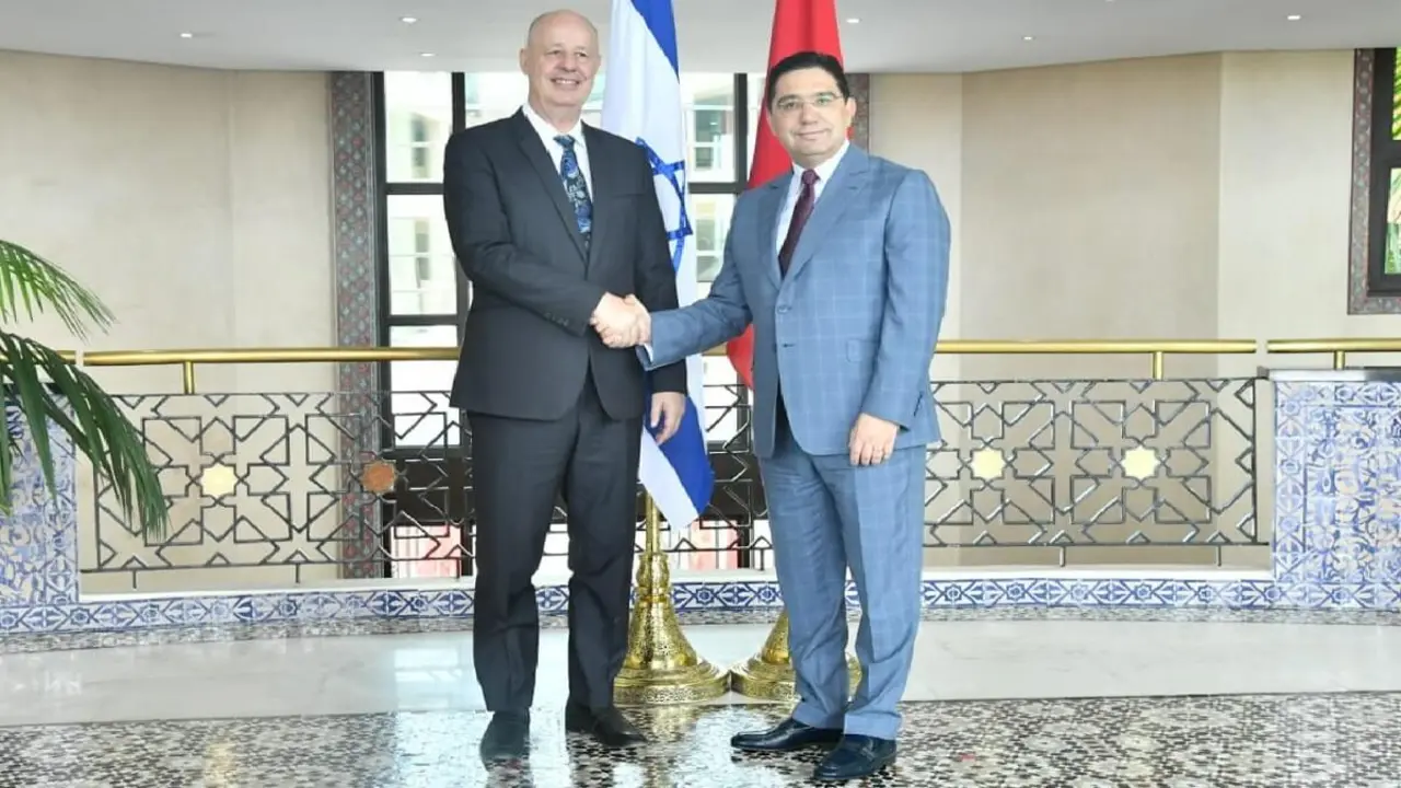 PHOTO/TWITTER/Moroccan Diplomacy - El ministro marroquí de Asuntos Exteriores, Nasser Bourita, recibe al asesor israelí de Seguridad Nacional, Tzachi Hanegbi
